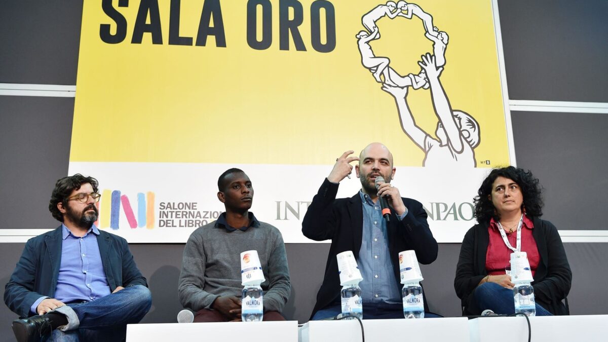 Il domatore Saviano chiude il circo del Salone e benedice la censura