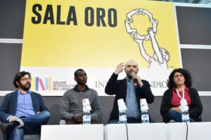 Il domatore Saviano chiude il circo del Salone e benedice la censura