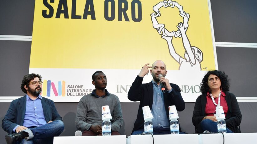 Il domatore Saviano chiude il circo del Salone e benedice la censura