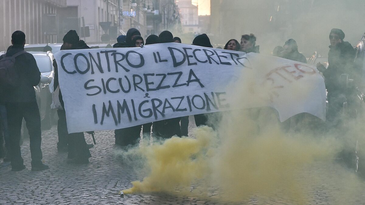 Sul decreto sicurezza Salvini fa sul serio. Se i grillini nicchiano viene giù tutto
