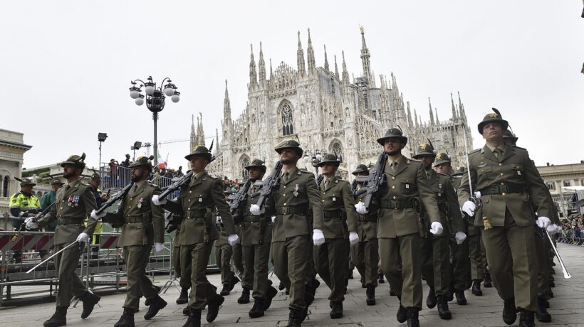 Viva gli alpini, ma che errore volerli confinare nei ricordi del passato