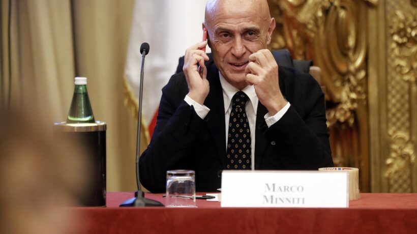Sugli aerei di Minniti i giornali che ora accusano Salvini