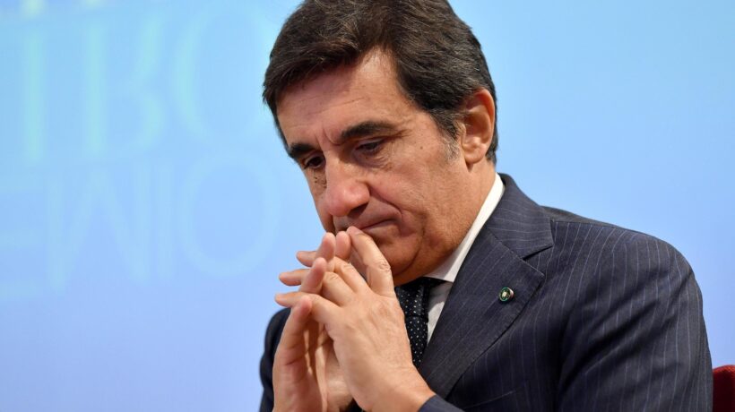 Il «Corriere» picchia contro il governo per far spazio a Cairo