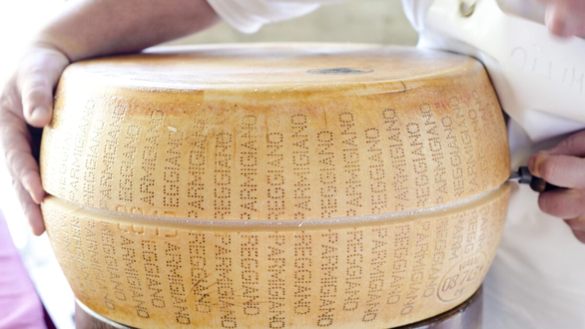 Abbiamo una grana con la Francia. Lactalis mette le mani sul Parmigiano