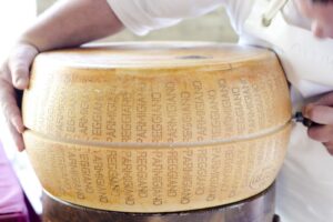 Abbiamo una grana con la Francia. Lactalis mette le mani sul Parmigiano