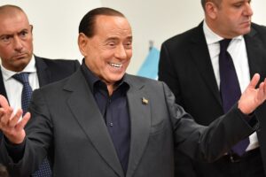 Berlusconi c’è sempre ma Fi è dimezzata. Inizia la resa dei conti