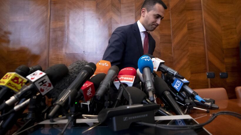 Si apre la stagione di caccia a Di Maio. Mezzo M5s chiede le sue dimissioni