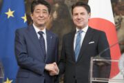 Tra i simboli, la spada e il gioiello parte la sfida del nuovo Giappone