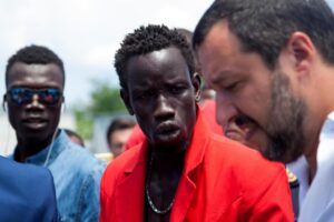 Il giudice decide: prima gli immigrati