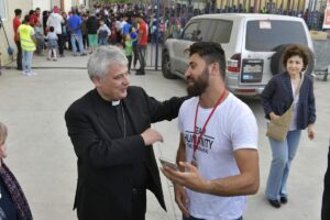 «Avvenire» difende don Contatore dai barbari sovranisti