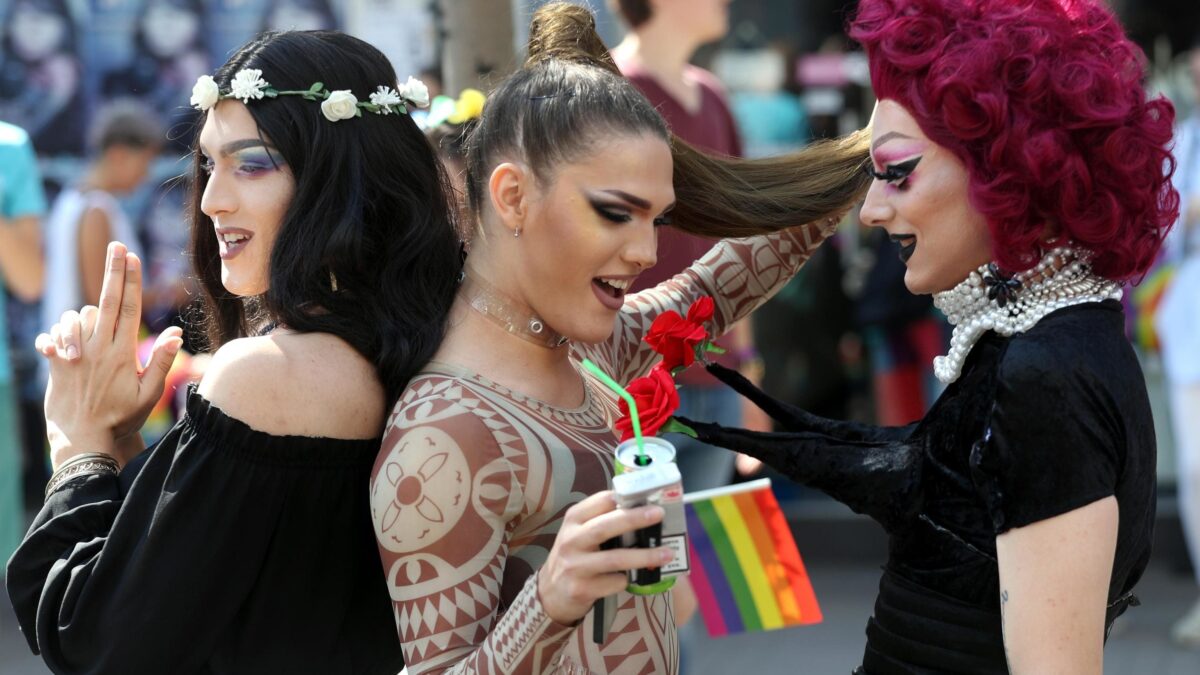 Anatemi su un gioco: i trans pretendono una vita senza filtri