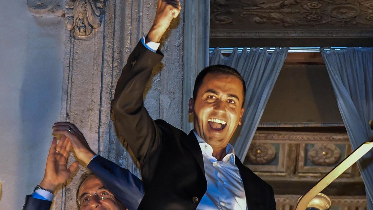 Di Maio  mette il governo in mano a 50.000 grillini