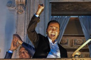 Di Maio  mette il governo in mano a 50.000 grillini