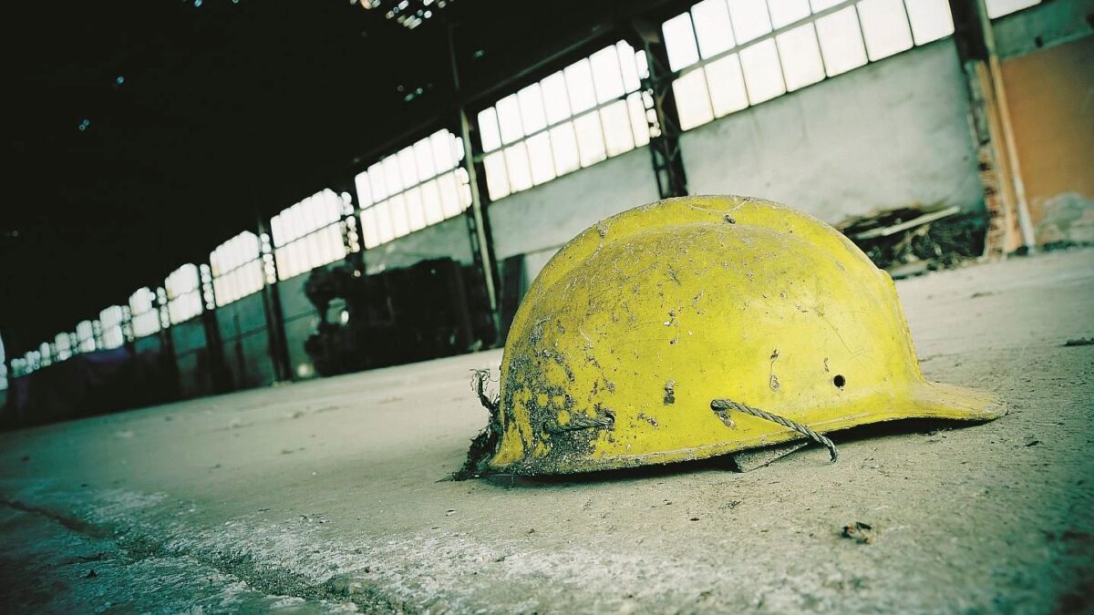 Gli avvoltoi del fallimento. Ogni giorno saltano 31 aziende e c’è il business di chi le affossa