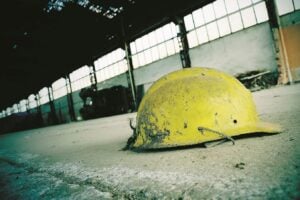 Gli avvoltoi del fallimento. Ogni giorno saltano 31 aziende e c’è il business di chi le affossa