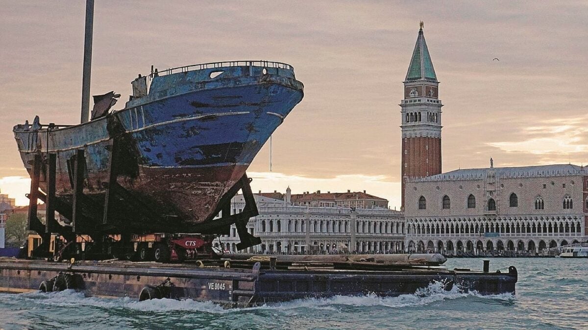 Il barcone diventa un’installazione macabra