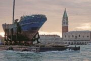 Il barcone diventa un’installazione macabra