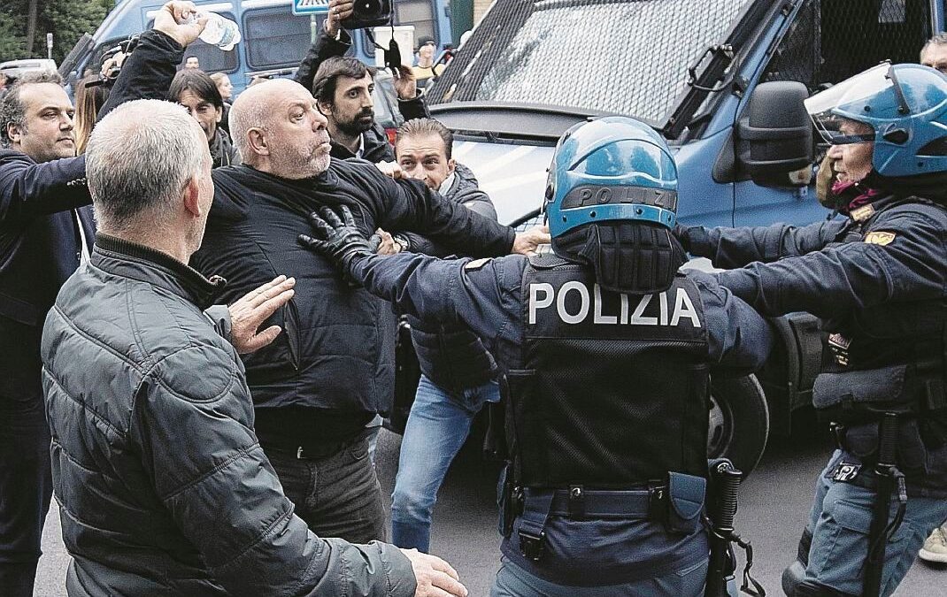 I nomadi rinunciano alla casa: «Via da Casal Bruciato». Denunciato chi invoca stupri