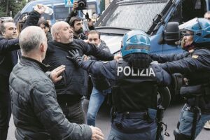 I nomadi rinunciano alla casa: «Via da Casal Bruciato». Denunciato chi invoca stupri