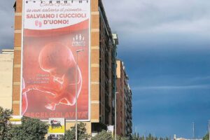 Coro a sinistra contro il manifesto che chiede solo di difendere la vita
