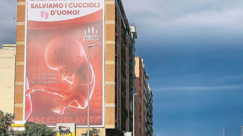 Coro a sinistra contro il manifesto che chiede solo di difendere la vita