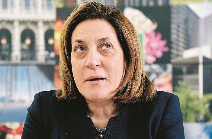 Umbria, la Marini senza vergogna. Vota contro le dimissioni e si salva