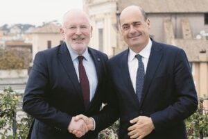 Timmermans testimonial del Pd (e i giornaloni lo fanno già vincere)