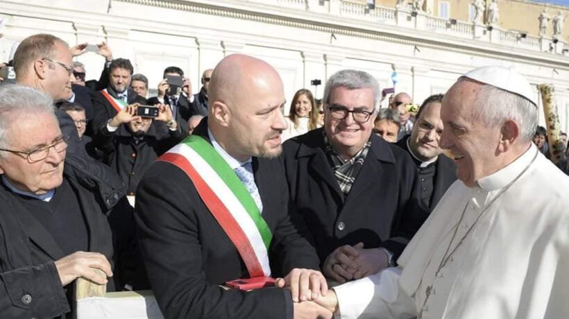 Banda di politici e medici  tortura i bimbi per levarli alle famiglie e darli alle Onlus