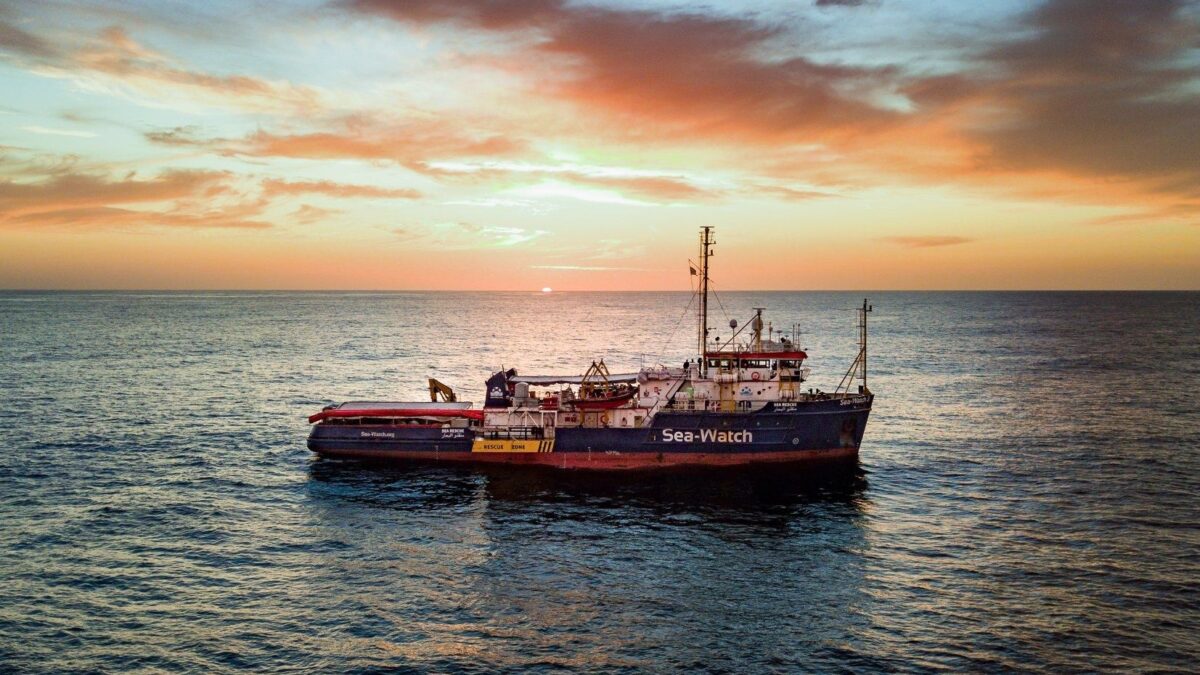 A sinistra sono sull’attenti. Aspettano l’ordine di Carola prima di andare al mare