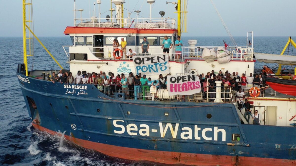 La Sea Watch infrange la legge ma il Pd si schiera con i pirati