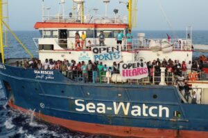 La Sea Watch infrange la legge ma il Pd si schiera con i pirati