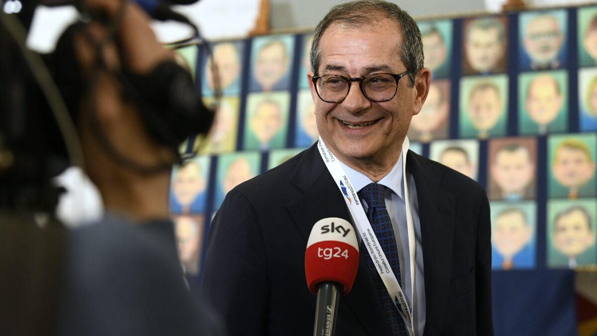Allora non inginocchiarsi paga. Tria ha capito l’antifona gialloblù