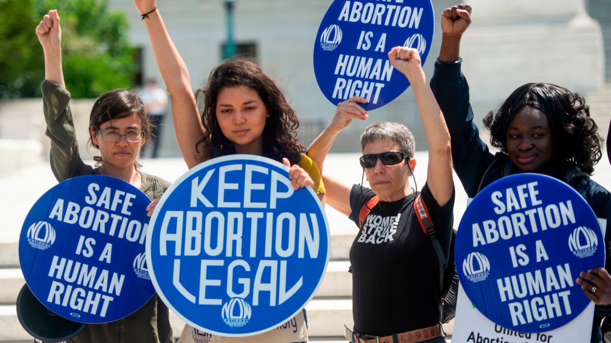 L’appello dei grandi manager a favore dell’aborto: «È un bene per l’economia»
