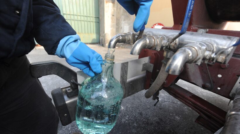 I tubi fanno acqua, chi li gestisce fa i milioni