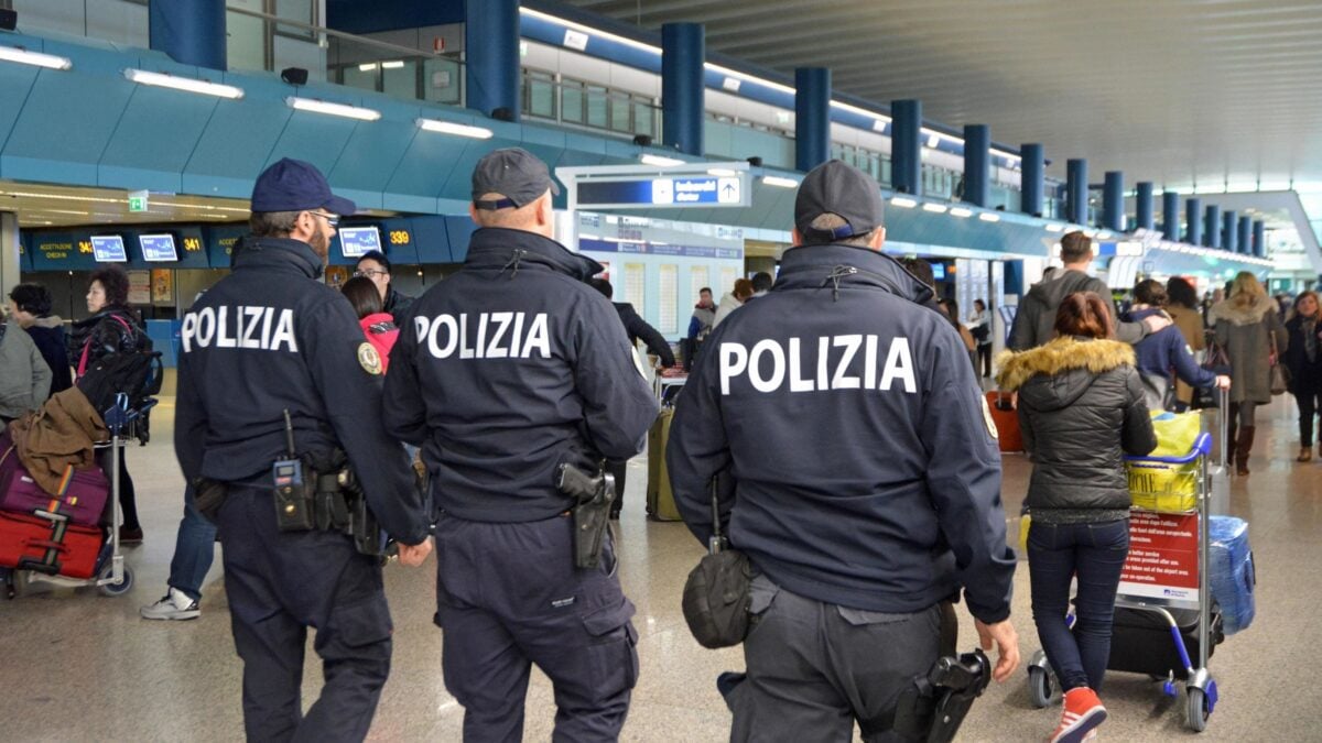 Poliziotti nel mirino: sette al giorno aggrediti da stranieri irregolari