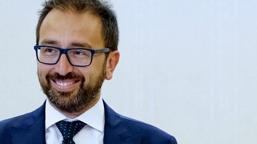 L’ex membro Csm indagato si difende. Ma s’incontrò con l’uomo di Bonafede