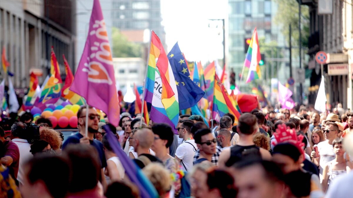 Anche il Pride si butta sulla capitana. Sfilata aperta dal carro pro migranti