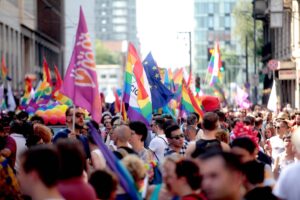Anche il Pride si butta sulla capitana. Sfilata aperta dal carro pro migranti