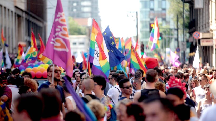 Anche il Pride si butta sulla capitana. Sfilata aperta dal carro pro migranti