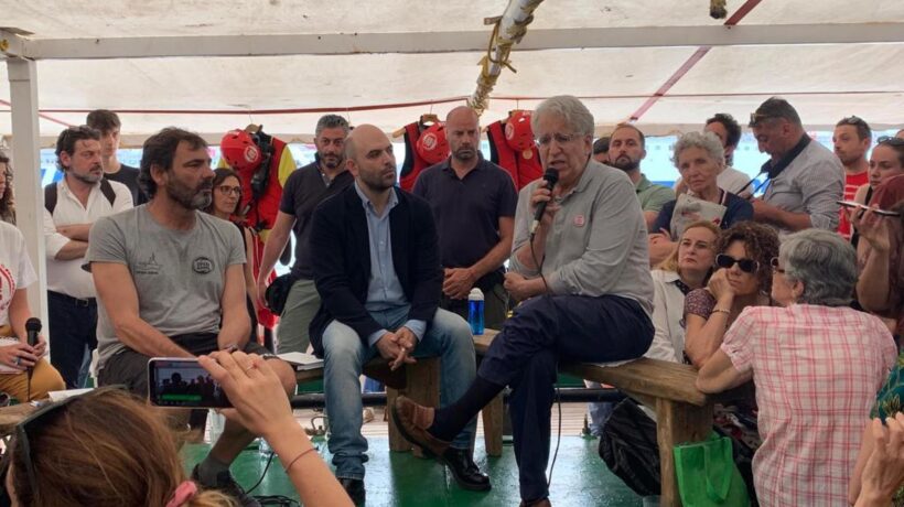 Con la Capitana solo la Boldrini, Saviano e cantanti da comizio