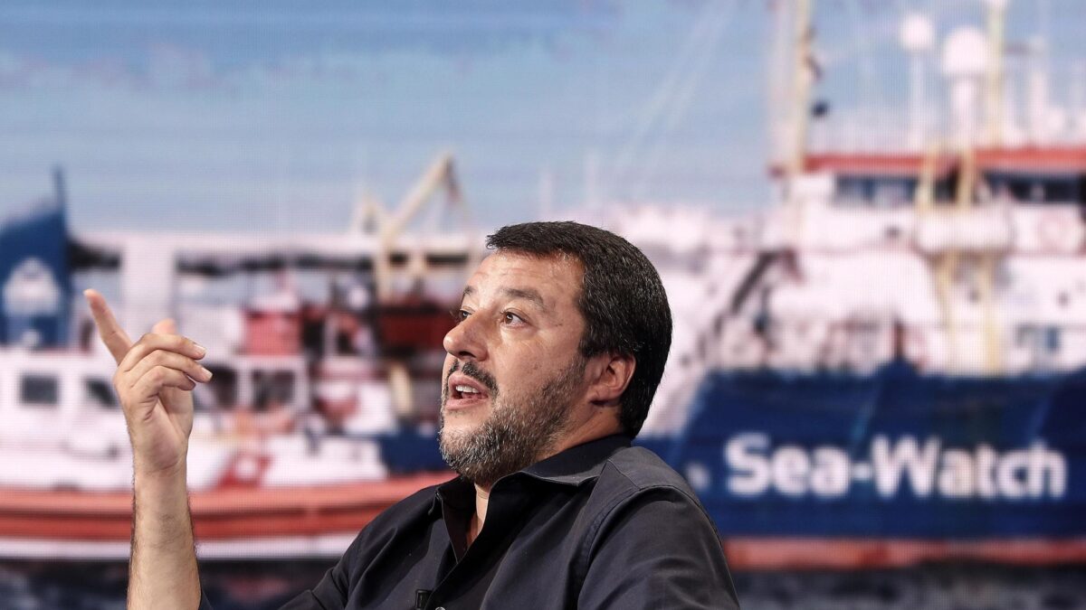 Salvini: «Da oggi i profughi se li prenderà Macron»