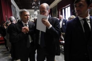 Tutti dicono di aver vinto  ma il Pdesce a pezzi