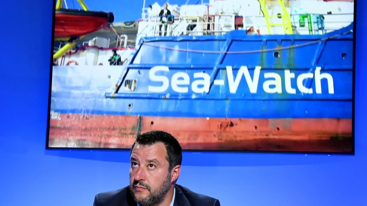 Dalla Sea Watch sbarcano solo in 10. Per tutti gli altri i porti restano chiusi