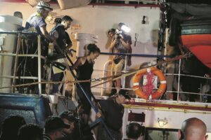 La Rackete rischia 39 anni di galera. Lunedì il gip deciderà se scarcerarla