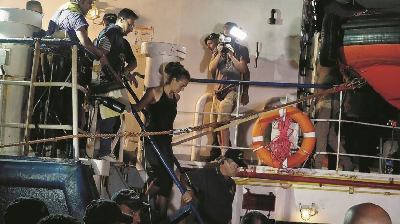 La Rackete rischia 39 anni di galera. Lunedì il gip deciderà se scarcerarla