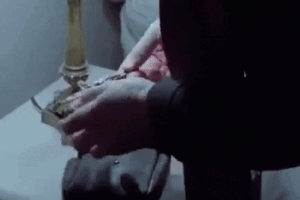 Aiuto qui ci tolgono il crocifisso