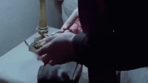 Aiuto qui ci tolgono il crocifisso