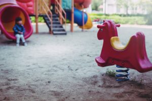 Tenta di violentare una bimba: è in libertà