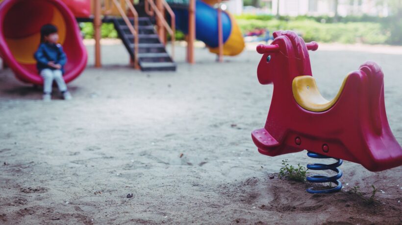 Tenta di violentare una bimba: è in libertà