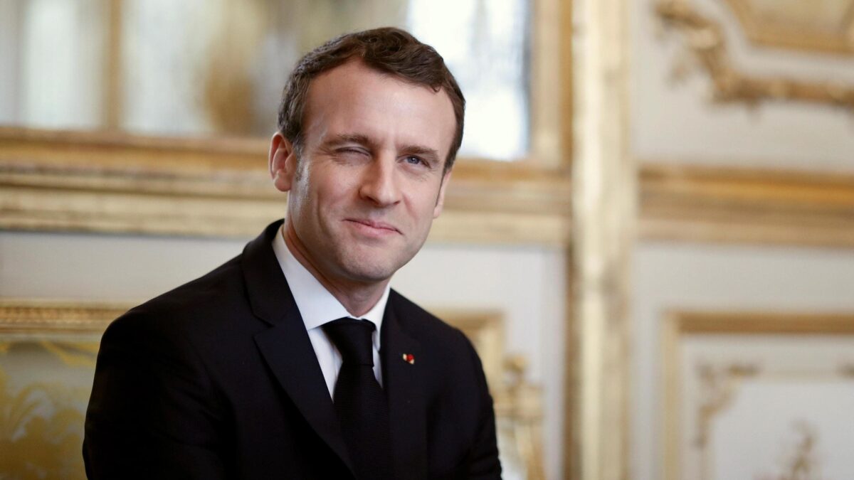 La commedia sovranista di Macron